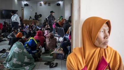 279 Warga Cisarua Mengungsi Usai Longsor, Bertahan di Kantor Desa Pasirlangu