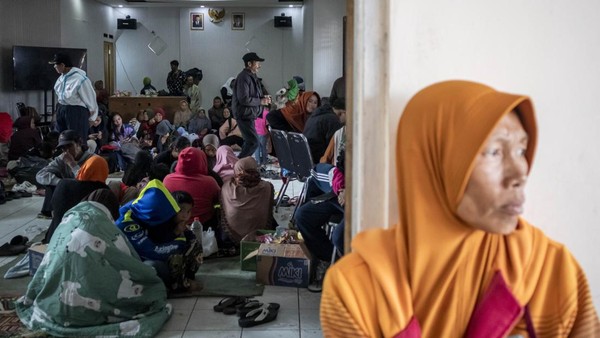 279 Warga Cisarua Mengungsi Usai Longsor, Bertahan di Kantor Desa Pasirlangu