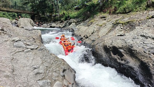 Pengunjung menikmati wahana river adventure atau menyusuri sungai menggunakan perahu karet di Sungai Gelar, Desa Batuagung, Jembrana, Bali, Minggu (25/1/2026). (I Putu Adi Budiastrawan/detikBali)