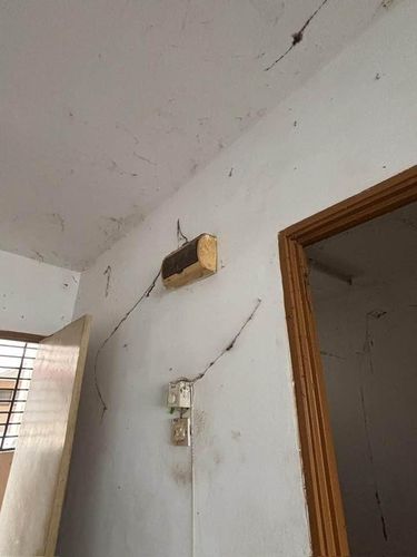 Penyewa kabur tinggalkan rumah penuh sampah, kotoran kucing, dan bau busuk. Pemilik syok karena tagihan listrik serta air tidak dibayar selama enam bulan.