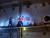 Petugas Damkar Jebol Dinding Intan Market Sintang demi Keluarkan Asap