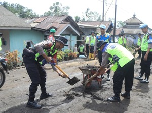Polda Jateng Kerahkan Brimob Bangun Jembatan Darurat Imbas Banjir Purbalingga