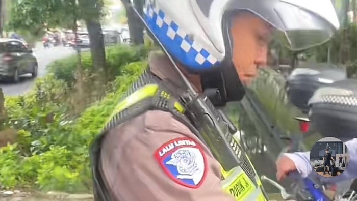 Polisi disebut melakukan pungli saat menilang pengendara.