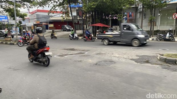 Potret jalan berlubang di Jalan Prof Dr Hamka, Kelurahan Tambakaji, Kecamatan Ngaliyan, Kota Semarang, Minggu (25/1/2026). Potret jalan berlubang di Jalan Prof Dr Hamka, Kelurahan Tambakaji, Kecamatan Ngaliyan, Kota Semarang, Minggu (25/1/2026).