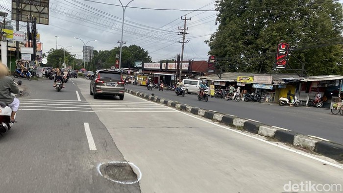 Potret jalan berlubang di Jalan Prof Dr Hamka, Kelurahan Tambakaji, Kecamatan Ngaliyan, Kota Semarang, Minggu (25/1/2026).
