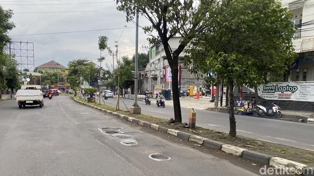 Potret jalan berlubang di Jalan Prof Dr Hamka, Kelurahan Tambakaji, Kecamatan Ngaliyan, Kota Semarang, Minggu (25/1/2026). Potret jalan berlubang di Jalan Prof Dr Hamka, Kelurahan Tambakaji, Kecamatan Ngaliyan, Kota Semarang, Minggu (25/1/2026).
