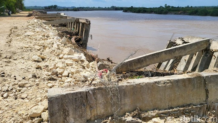 Proyek tebing pelindung sungai di Bojonegoro ambruk