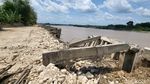 Bangunan Pelindung Tebing Sungai Bengawan Solo di Bojonegoro Ambruk
