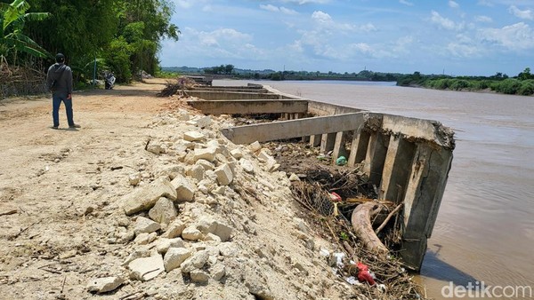 Bangunan Pelindung Tebing Sungai Bengawan Solo di Bojonegoro Ambruk