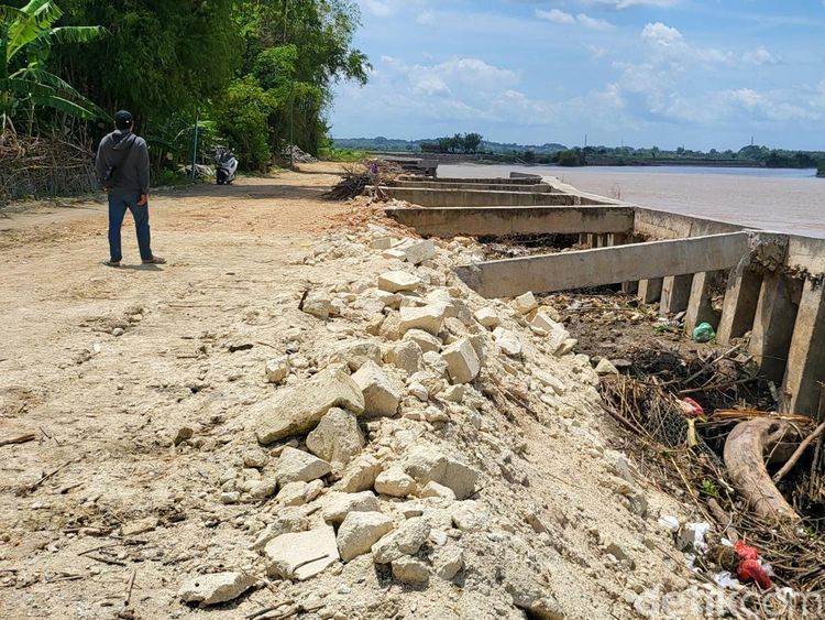 Bangunan Pelindung Tebing Sungai Bengawan Solo di Bojonegoro Ambruk
