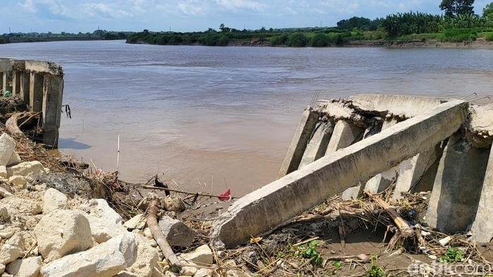 Proyek tebing pelindung sungai di Bojonegoro ambruk
