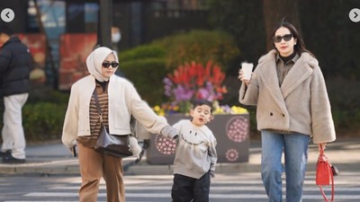 Gaya Pengasuh Rafathar, Mbak Lala On Point di China