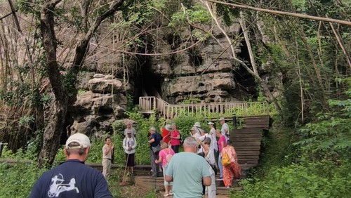 Rombongan wisatawan asal Hungaria mengunjungi Gua Batu Cermin di Labuan Bajo, Manggarai Barat, NTT, Sabtu (24/1/2026). (Foto: Dok.Yuventinus Ratno)