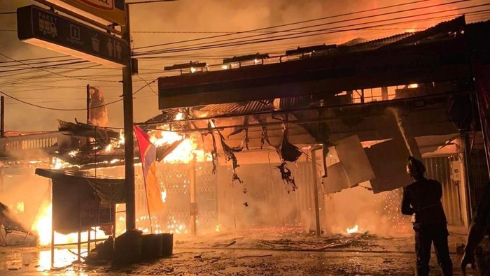 Ruko di Sambas hangus terbakar.