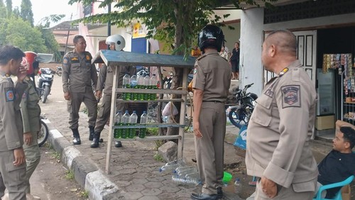 Satpol PP Lembata melakukan operasi penindakan penjualan BBM eceran. (Dok. Bupati Lembata, Petrus Kanisius Tuaq)