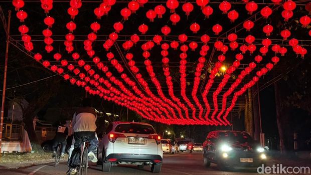 Seribu lampion mulai dipasang di Jalan Suprapto Pontianak.