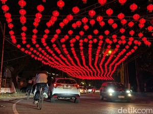1.000 Lampion Mulai Hiasi Jalan Suprapto Pontianak Sambut Imlek-Cap Go Meh