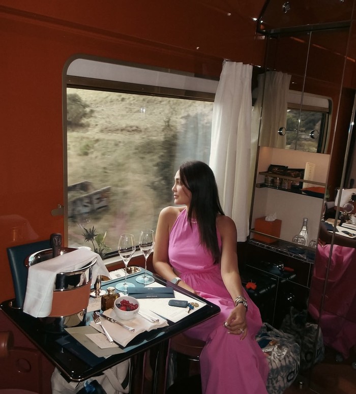 Seru! Luna Maya Masak bareng Suami hingga Kulineran di Eropa