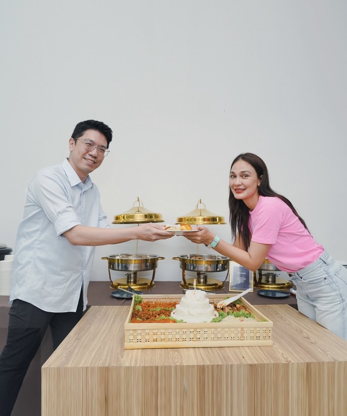 Seru! Luna Maya Masak bareng Suami hingga Kulineran di Eropa