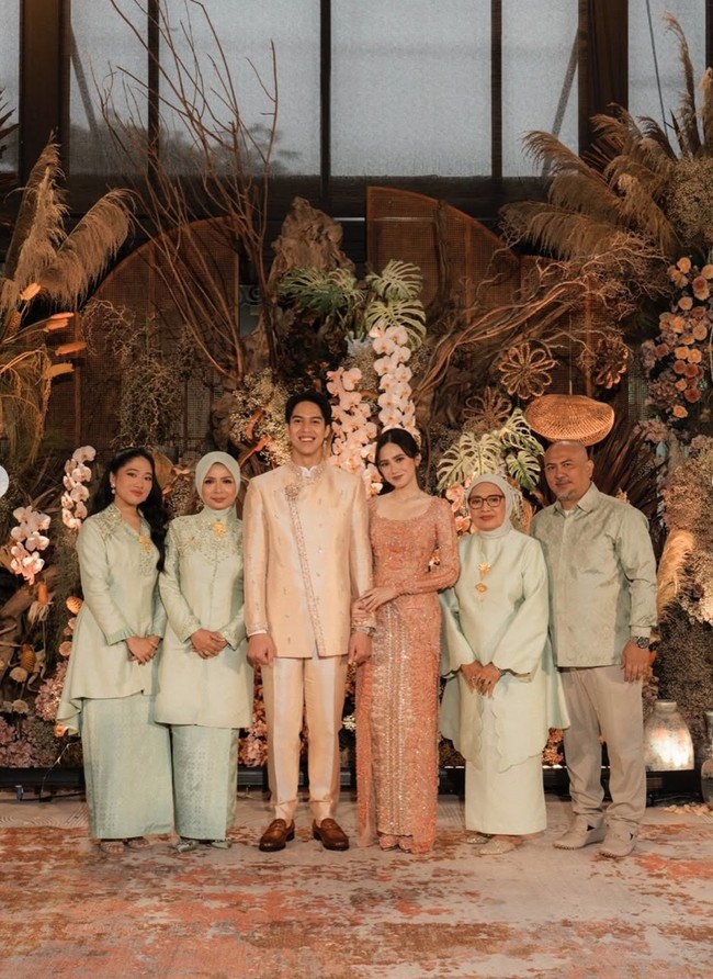 Syifa Hadju dan El Rumi baru saja melangsungkan acara lamaran pada 21 Januari 2026. Salah satu yang tak kalah curi atensi ialah penampilan adik Syifa, Sherina Hadju. Sherina tampil kompak kenakan baju seragam dengan keluarga berwarna hijau pastel. Foto: Instagram/@sndihadju