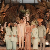 Syifa Hadju dan El Rumi baru saja melangsungkan acara lamaran pada 21 Januari 2026. Salah satu yang tak kalah curi atensi ialah penampilan adik Syifa, Sherina Hadju. Sherina tampil kompak kenakan baju seragam dengan keluarga berwarna hijau pastel. Foto: Instagram/@sndihadju