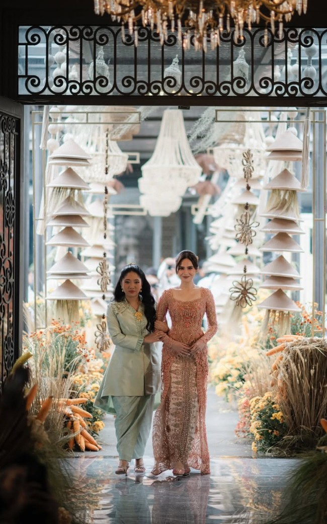 Sherina tampil mendampingi kakaknya, Syifa Hadju, saat memasuki ruangan acara lamaran. Penampilannya dengan rambut panjang tak kalah memukau. Foto: Instagram/@sndihadju