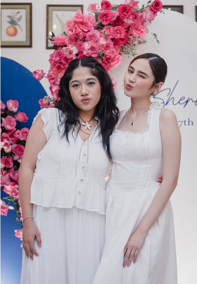 Syifa merupakan anak pertama dari 3 bersaudara. Sherina sendiri diketahui merupakan adik kandung Syifa. Foto: Instagram/@sndihadju