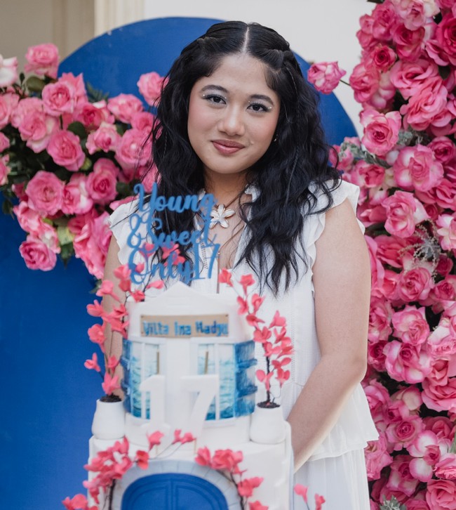 Sherina sendiri diketahui berusia 17 tahun. Foto-fotonya saat berulang tahun ke-17 diunggah sang bunda, Shendy Hadju, ke Instagram. Foto: Instagram/@sndihadju