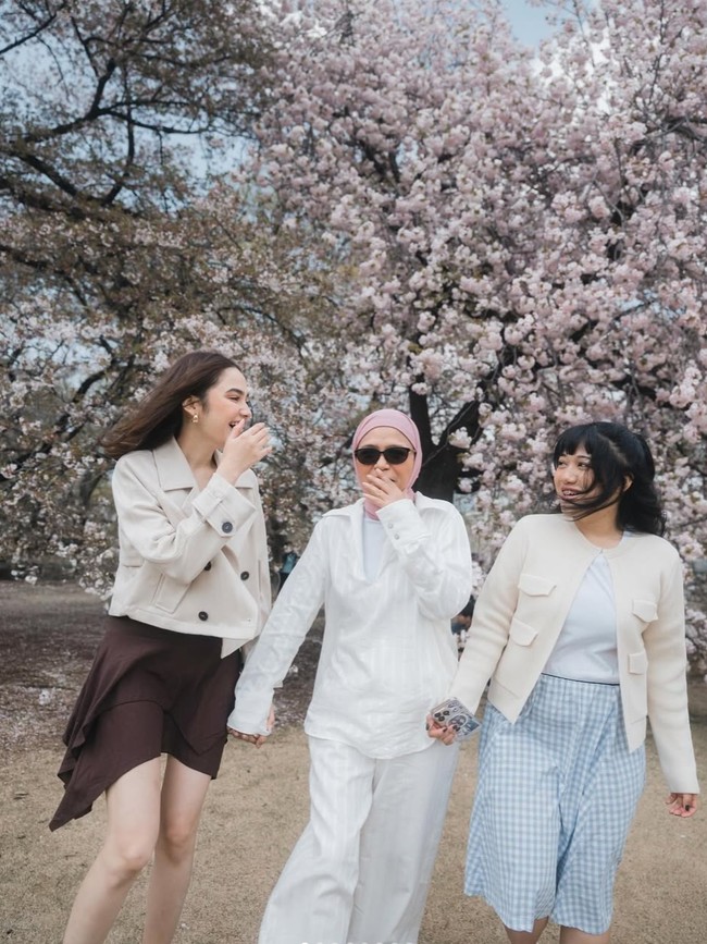 Meski memiliki jarak usia 8 tahun namun Syifa dan Sherina terlihat kompak. Pose bareng sang bunda, ketiganya tampil bak bestie. Foto: Instagram/@sndihadju