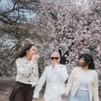 Meski memiliki jarak usia 8 tahun namun Syifa dan Sherina terlihat kompak. Pose bareng sang bunda, ketiganya tampil bak bestie. Foto: Instagram/@sndihadju