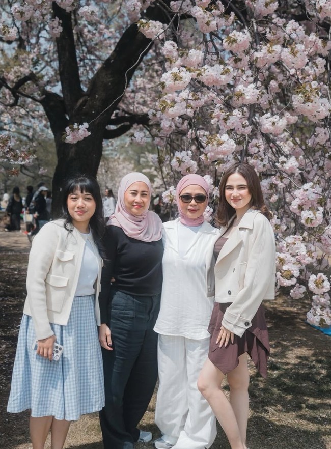 Sherina juga memiki akun Instagramnya sendiri yang sudah diikuti lebih dari 44,5 ribu pengguna lainnya. Meski demikian ia jarang mengunggah foto-fotonya ke Instagram. Foto: Instagram/@sndihadju