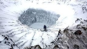 Sinkhole Siberia: Beberapa tahun terakhir, berbagai lubang runtuhan (sinkholes) muncul di alam liar Siberia. Lebih dari selusin lubang muncul sejak 2013, dan ilmuwan kesulitan menentukan penyebabnya. Baru tahun 2020 mereka merasa telah memecahkan misteri lubang-lubang ini, disebabkan ketika gas metana mulai mengisi ruang bawah tanah dan meledak, meninggalkan kawah yang sangat besar. Namun masih belum diketahui dari mana metana berasal atau mengapa lubang-lubang ini baru mulai muncul sekarang. Spekulasi menyebut ini berkaitan perubahan iklim yang mencairkan lapisan es abadi (permafrost) Siberia. Foto: Unwired