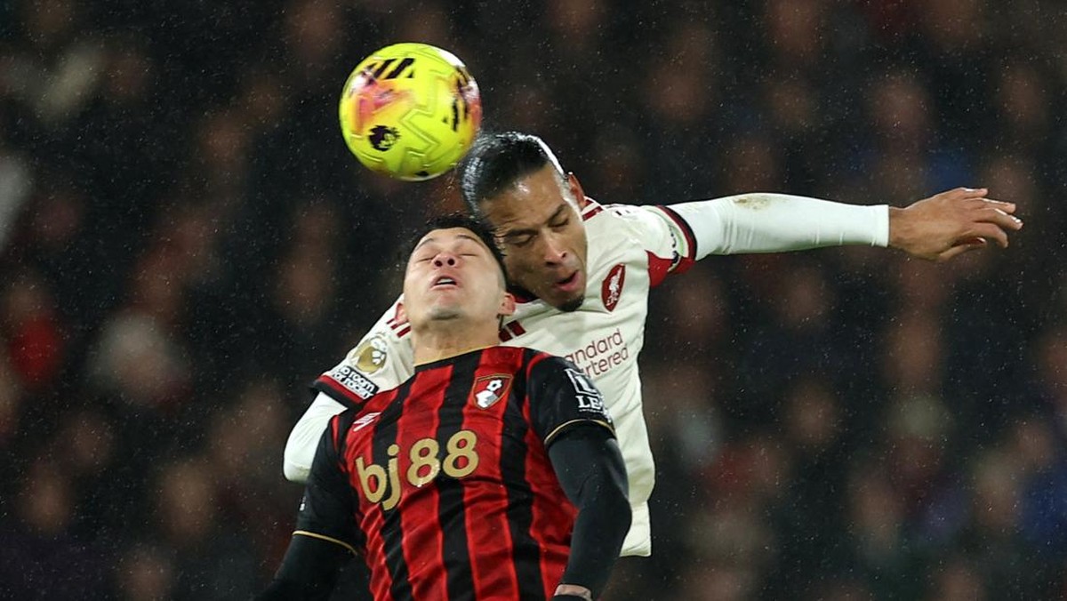 Virgil van Dijk lakukan kesalahan berujung gol Bournemouth saat Liverpool kalah 2-3. (Foto: REUTERS/Toby Melville)