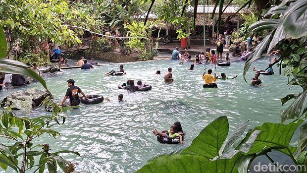 Suasana keseruan mandi di wisata alam Bunut Ngengkang, Desa Sesaot, Kecamatan Narmanda, Lombok Barat, Minggu sore (25/1/2026).