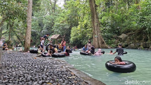 Suasana keseruan mandi di wisata alam Bunut Ngengkang, Desa Sesaot, Kecamatan Narmanda, Lombok Barat, Minggu sore (25/1/2026).