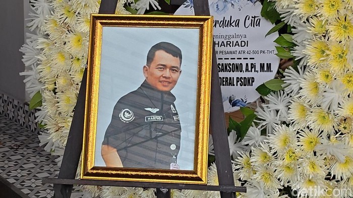 Suasana rumah duka Kru Pesawat ATR 42-500, Hariadi di Karanganyar, Minggu (25/1/2026).