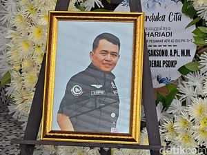 Isak Tangis Pecah Saat Jenazah Hariadi Kru ATR 42-500 Tiba di Rumah Duka
