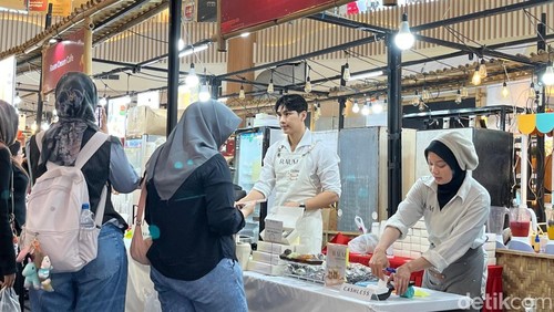 Suasana salah satu tenant Festival Kuliner Imlek di Lombok Epicentrum Mall, Mataram, Minggu (25/1/2026). (Foto: Nathea Citra/detikBali)