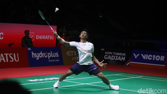 Tunggal putra Indonesia Alwi Farhan tampil perkasa untuk merebut gelar juara Indonesia Masters 2026. Bermain di hadapan publik sendiri di Istora Senayan, Jakarta, Minggu (25/1/2026), Alwi sukses menundukkan wakil Thailand, Panitchaphon Teeraratsakul, dalam partai final.