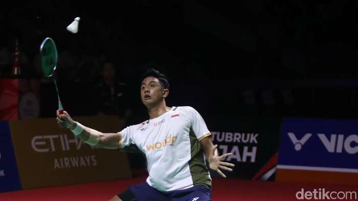 Tunggal putra Indonesia Alwi Farhan tampil perkasa untuk merebut gelar juara Indonesia Masters 2026. Bermain di hadapan publik sendiri di Istora Senayan, Jakarta, Minggu (25/1/2026), Alwi sukses menundukkan wakil Thailand, Panitchaphon Teeraratsakul, dalam partai final.