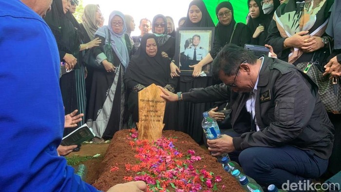 Patah Hati Keluarga Melepas Kepergian Farhan Kopilot Pesawat ATR 42-500