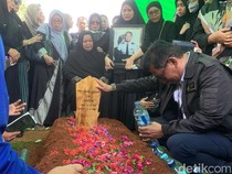 Isak Tangis Keluarga Iringi Pemakaman Jenazah Farhan Kopilot ATR 42-500