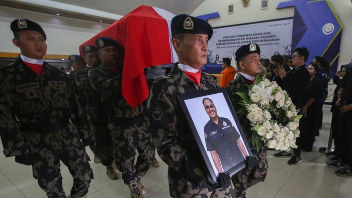 Sejumlah keluarga dan kerabat serta pegawai Kementerian Kelautan dan Perikanan (KKP) menghadiri upacara pelepasan jenazah pegawai KKP korban jatuhnya pesawat ATR 42-500 di Politeknik AUP Jakarta, Minggu (25/1/2026). Sebanyak tiga jenazah korban kecelakaan jatuhnya pesawat ATR 42-500 di Maros diserahterimakan dari keluarga ke negara untuk dimakamkan secara kedinasan. ANTARA FOTO/Muhammad Iqbal