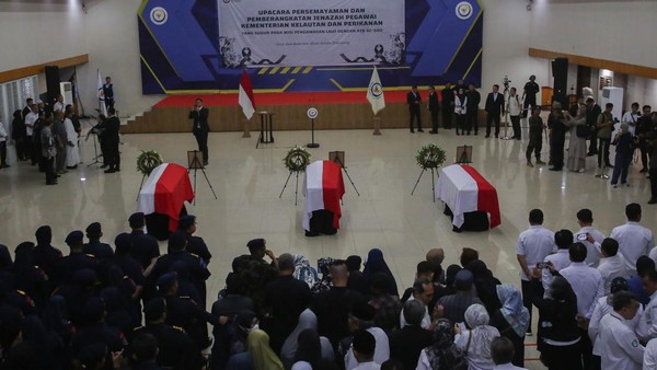 Tiga Jenazah Pegawai KKP Korban ATR 42-500 Dilepas Secara Kedinasan