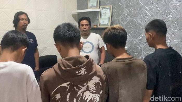 Unit Jatanras Satreskrim Polrestabes Makassar menangkap empat anggota geng motor yang mengeroyok remaja di Jalan Metro Tanjung Bungan Makassar, Sulawesi Selatan (sulsel).