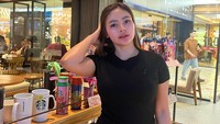 Vitalia Shesya mengaku malu harus tampil di TV dengan penampilan yang lepas-pakai hijab. Jujur aku malu lepas hijab, memang kesalahan aku. Aku labil, masih mencari jati diri, terus aku gak suka dibanding-bandingin sama artis yang lepas hijab, ujarnya dilihat di YouTube Trans TV Official, Selasa (27/1/2026). (Foto: dok Instagram vitaliashesyareal)