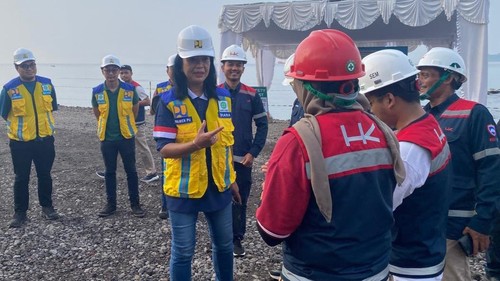 Wamen PU, Diana Kusumastuti, meninjau konservasi Pantai Candidasa, Karangasem, Bali, Minggu (25/1/2026). (I Wayan Selamat Juniasa/detikBali)