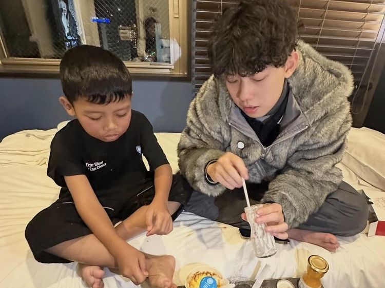 Willie Salim Liburan ke Jepang, Ajak Adik Angkat Unboxing Makanan Unik!