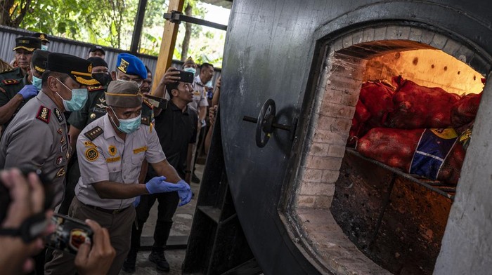 Penyidik Tipidter Satreskrim Polrestabes Semarang membuka barang bukti berupa bawang bombai saat proses pemusnahan di Kantor Balai Karantina Jawa Tengah, Semarang, Jawa Tengah, Senin (26/1/2026). Polrestabes Semarang bersama Balai Karantina Hewan, Ikan, dan Tumbuhan (BKHIT) Jawa Tengah memusnahkan 6.171 karung bawang bombai ilegal dengan total berat mencapai sekitar 120 ton, yang merupakan hasil tindak pidana penyelundupan komoditas pertanian. ANTARA FOTO/Aprillio Akbar/nz