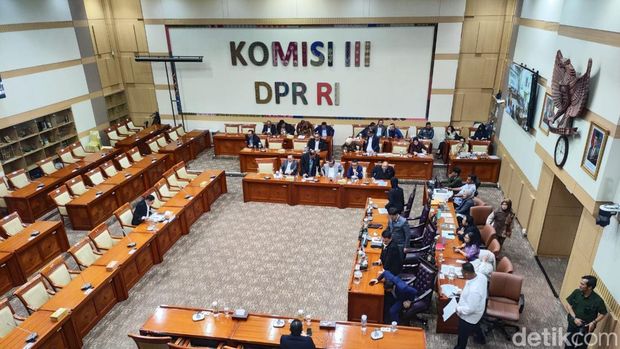 Komisi III DPR menggelar rapat terkait pergantian Hakim MK dari usulan DPR RI, Senin (26/1/2026). Komisi III DPR menyetujui Adies Kadir sebagai Hakim MK usulan DPR RI.